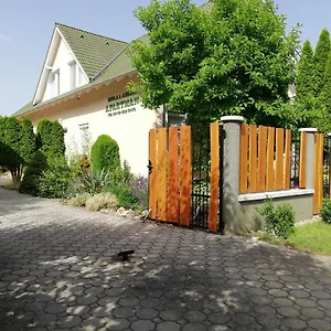 Imola Es Andrea Apartmanhaz Апартаменты Хайдусобосло
